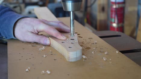 Luthier-Perforando-Agujeros-En-El-Clavijero-Para-Un-Nuevo-Proyecto-Para-Insertar-Afinadores
