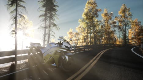 Sportbike-Auf-Drei-Straßen-Im-Wald-Mit-Sonnenstrahlen