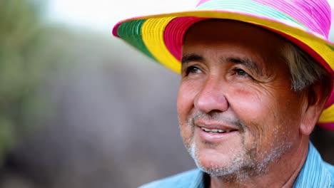 retrato de un hombre mayor con un sombrero de colores