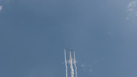 planeador volando sobre cielos azules