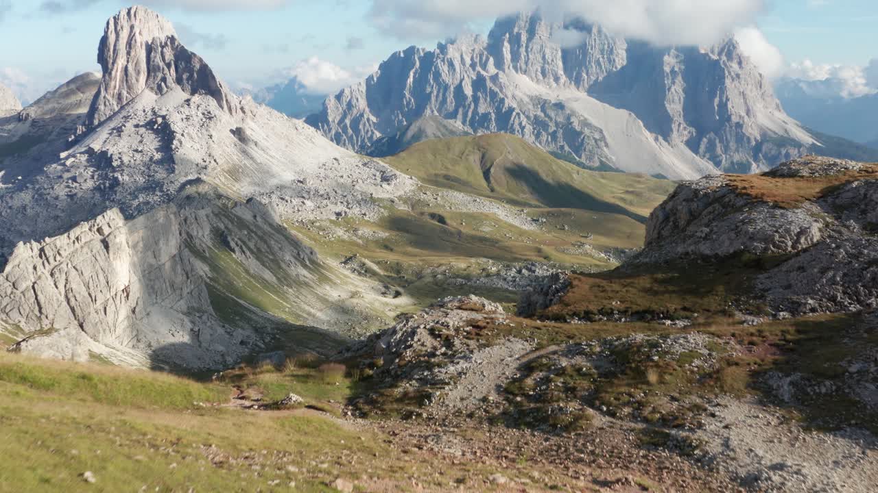paisaje aéreo de montaña en dolomitas