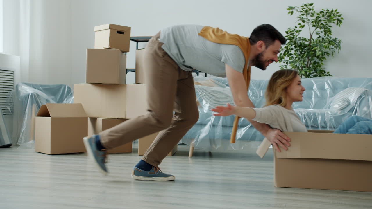 pareja divirtiéndose mientras se mueve