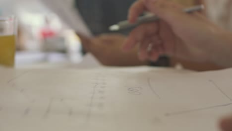 el gráfico se está fijando con un bolígrafo