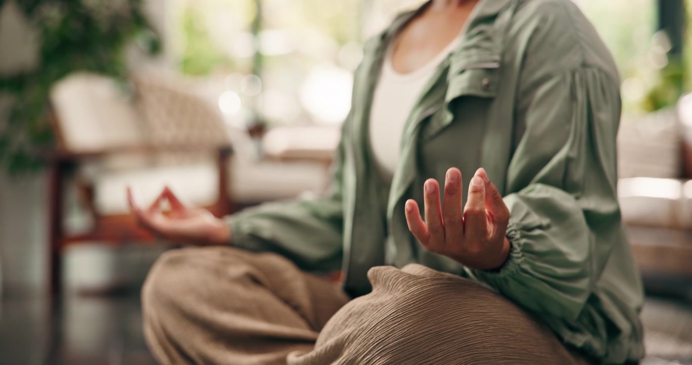 Donna che pratica meditazione e mindfulness a casa
