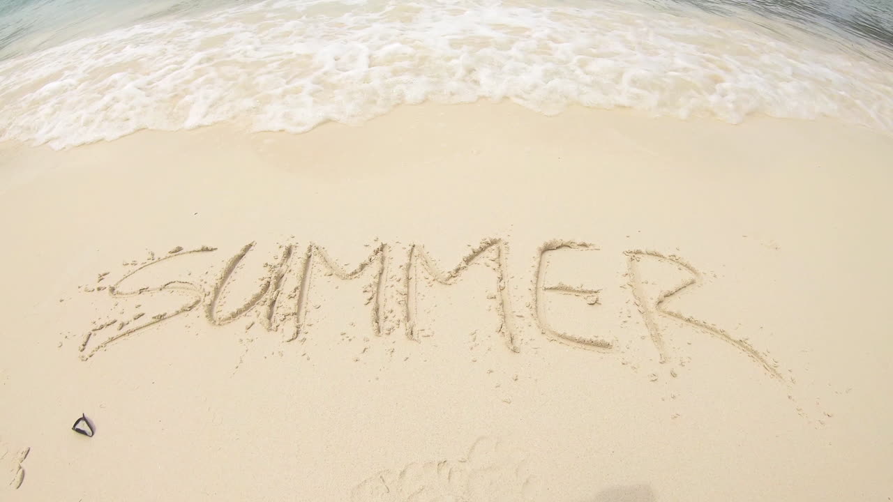 부드러운 파도가 있는 해변 장면