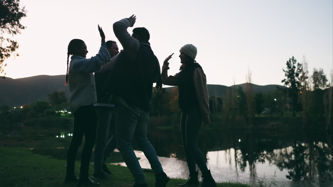 밤, 하이 파이브와 친구들이 축하합니다.