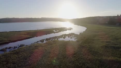 paisaje a lo largo del mar al amanecer 4k