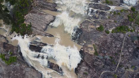 volar sobre una cascada poco profunda en madagascar, áfrica