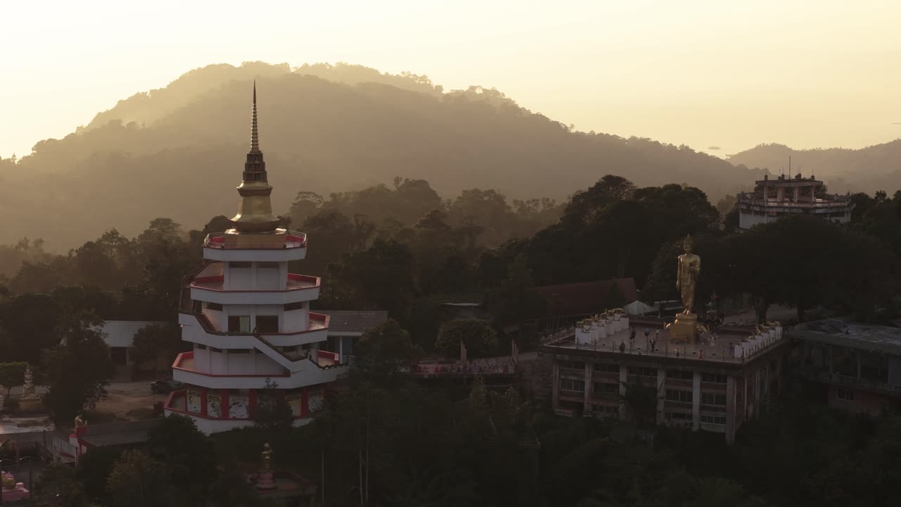 Kredser om Wat Teepangkorn ved solnedgang i den gyldne time (3 af 3).