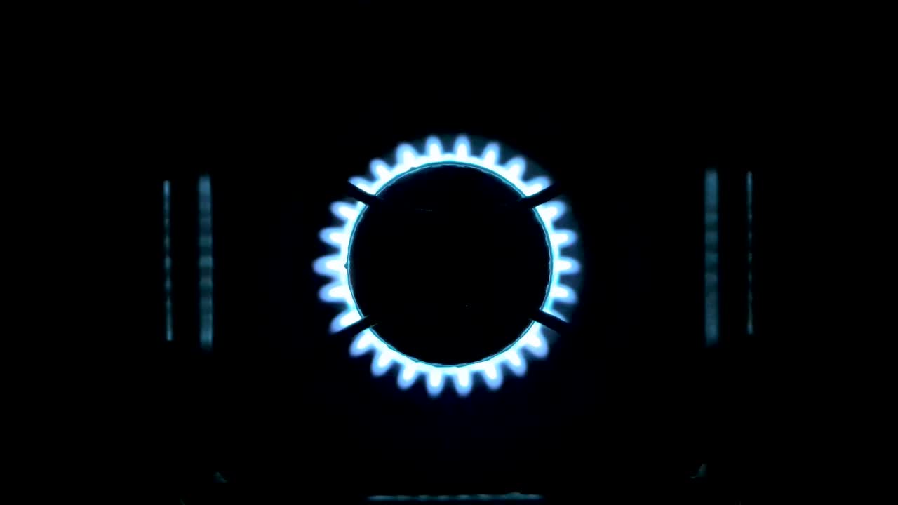 파란색 수직선 사이에 불이 붙은 격리된 파란색 불꽃, 주황색 스파크 후 어두워짐