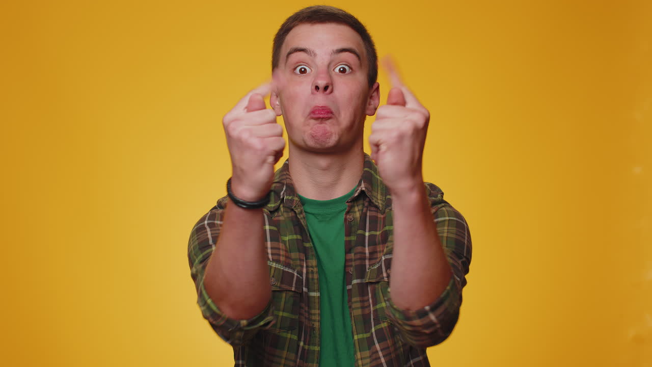 재미있고 즐거운 남자가 장난스러운 어리석은 얼굴 표정을 짓고, 미소를 짓고, 혀를 드러내며 장난을 치고