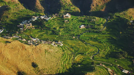 Blick-über-Die-Berge-Eines-Dorfes,-Tiefe-Tiefe-über-Die-Berge,-Grünes-Tal