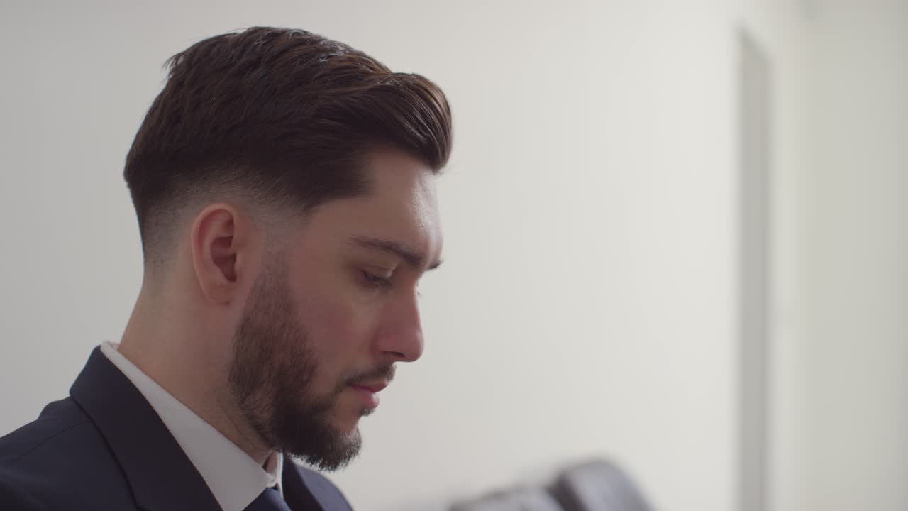 candidatos masculinos y femeninos en el cargo esperando una entrevista de trabajo leyendo notas