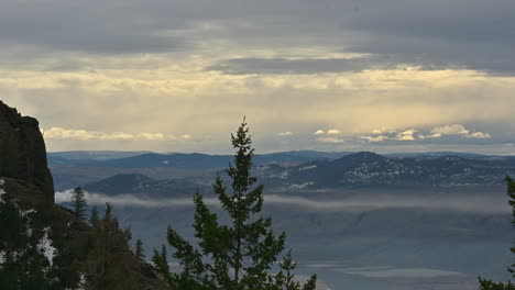 Stilles-Morgengrauen-über-Den-Bergflächen