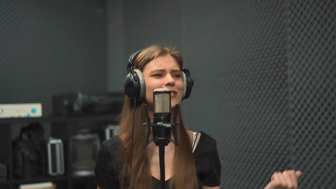 Cantante espressiva registra una nuova canzone in studio di registrazione