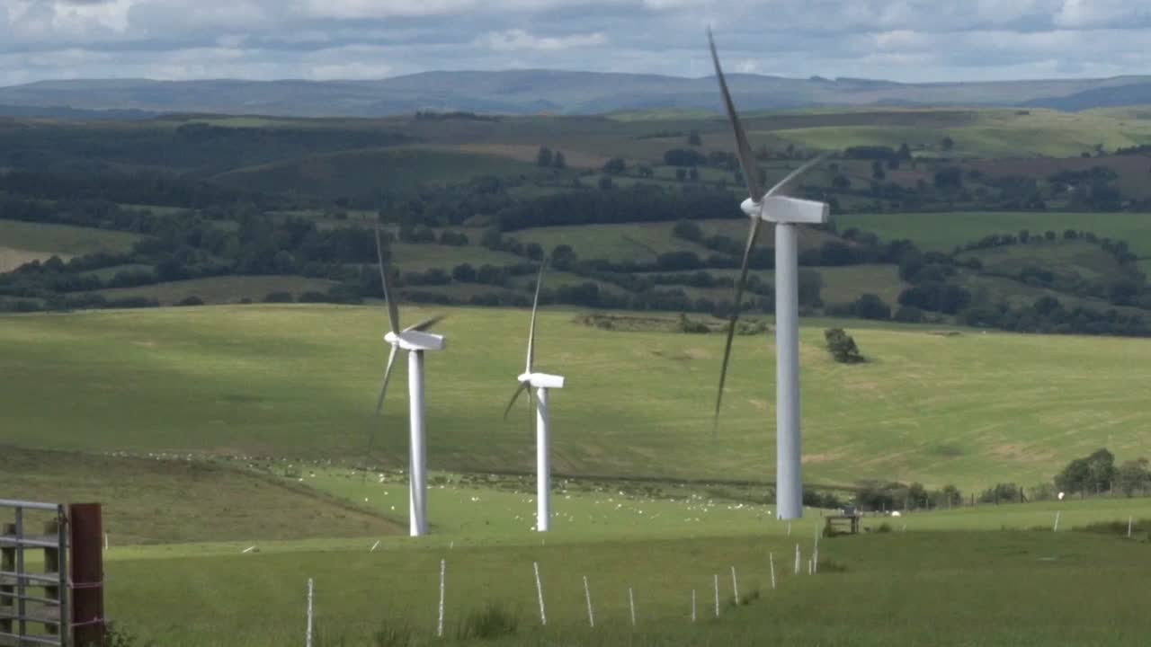 turbinas eólicas en las tierras de cultivo de las tierras altas. verano. powys. gales