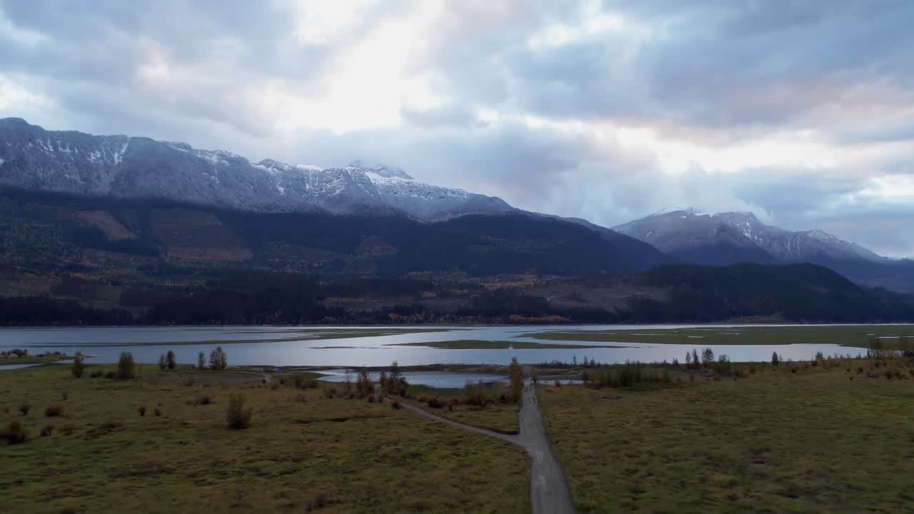 vista panorámica de las cadenas montañosas, el lago y los pastizales 4k