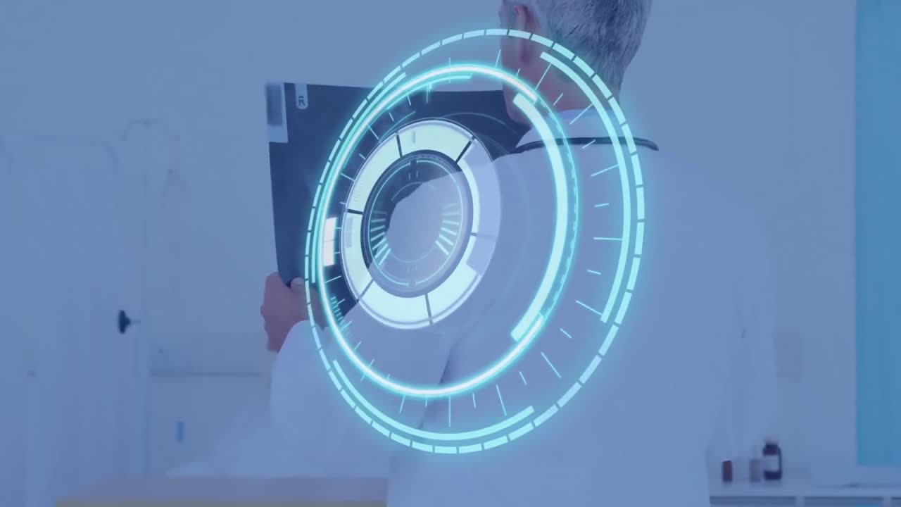 animación de escaneo por telescopio sobre un médico que sostiene una fotografía de rayos x