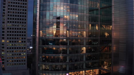 Imágenes-De-Un-Moderno-Rascacielos-De-Oficinas-Futurista-Que-Refleja-El-Cielo-Del-Atardecer.-Grandes-Ventanas-De-Vidrio.-Varsovia,-Polonia