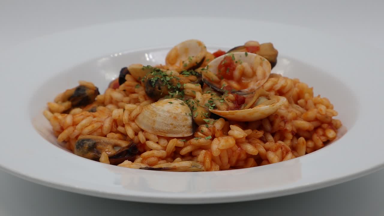 delicioso risotto de mariscos, risotto ai frutti di mare, en manjar blanco
