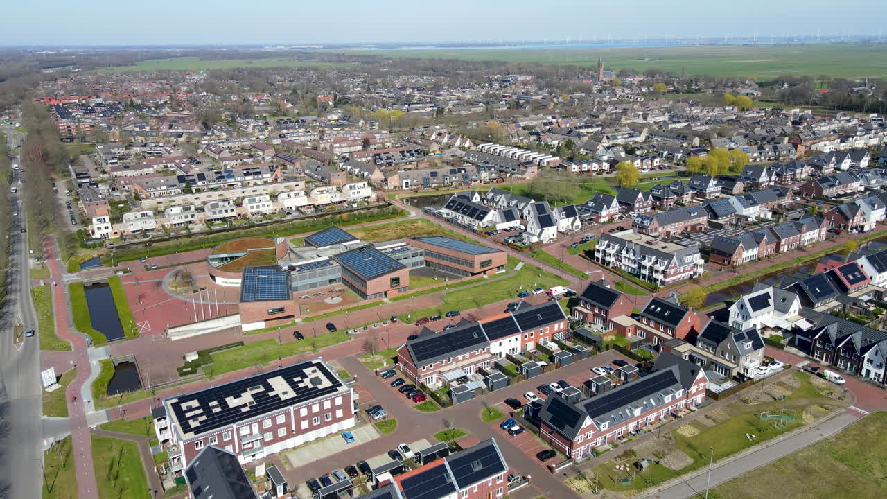 옥상에 태양 전지판이 있는 교외의 공중