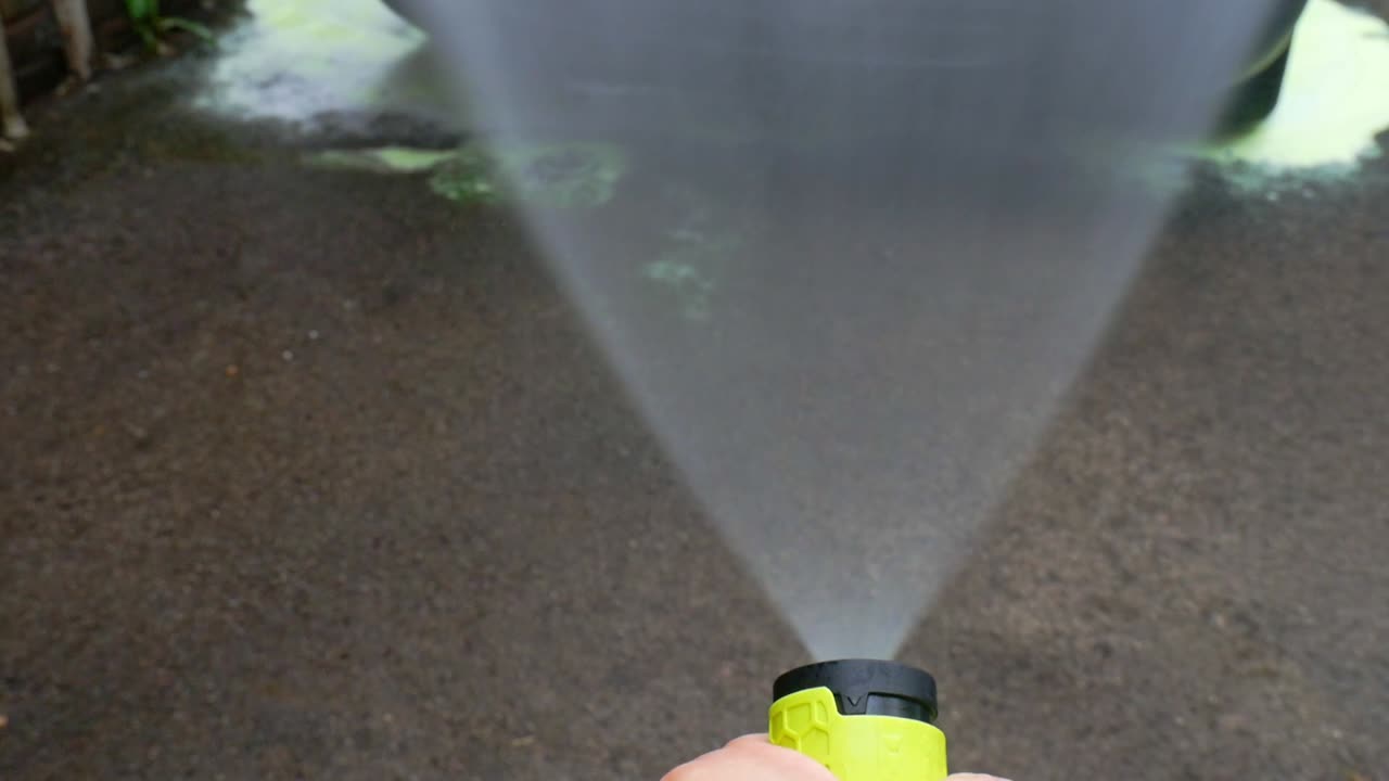 Adjusting the fan spray pattern on a pressure washer lance adjustable