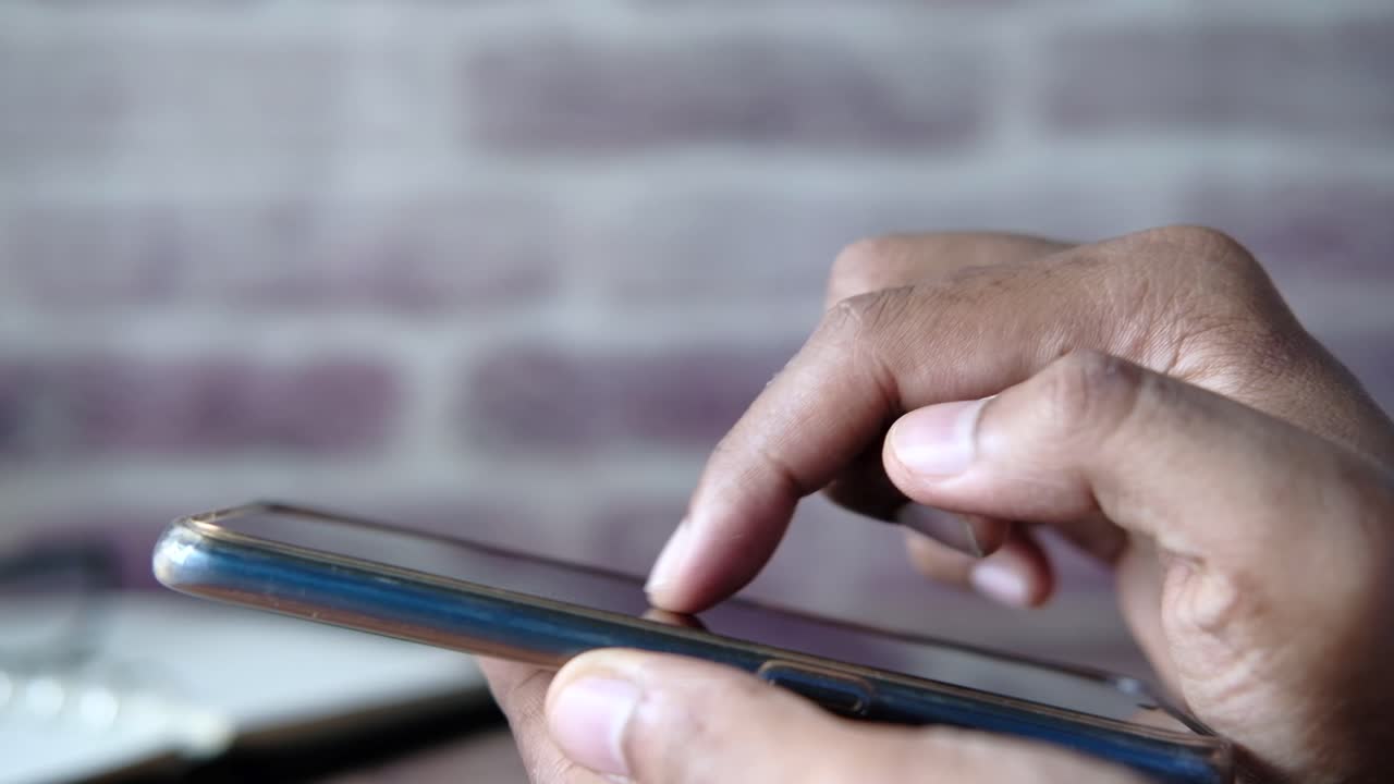 persona que utiliza un teléfono inteligente