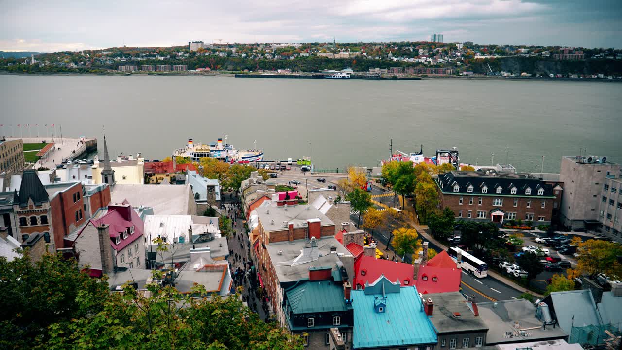 Vista dall'alto del lungomare di Quebec City con edifici colorati