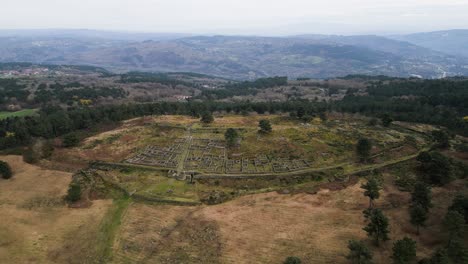 Panoramic-pullback-aerial-of-Castro-de-San-Cibran-in-Las-Ourense-Spain