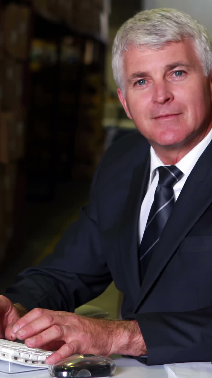 gerente de almacén trabajando en la computadora