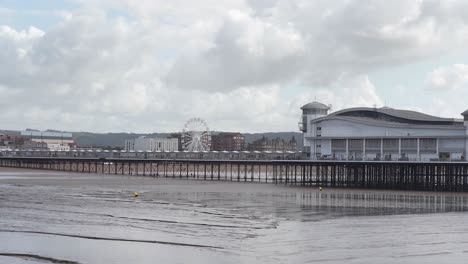 grand pier weston-super-mare,背景是云和蓝色的天空,背景是吸引力轮