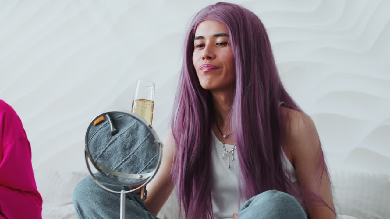 친구들이 집에서 준비하고 있습니다.