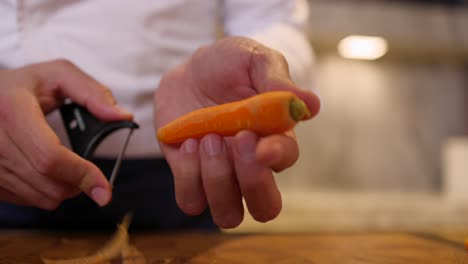 Chef-Pelando-Zanahoria.-Tiro-De-ángulo-Bajo