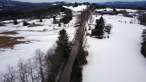 Mit-Einer-Drohne-Aufgenommene-Luftaufnahmen-Von-Wunderschönen-Winterlandschaften-Im-Norden-Von-Lyndon,-Vermont