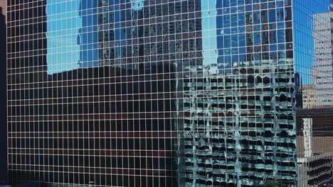 Antena---Reflexiones-Sobre-Rascacielos-En-Houston,-Tx---Torre-De-Energías-Totales