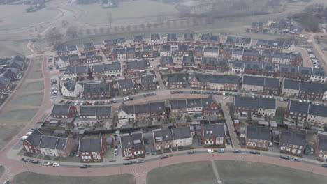descripción aérea de los paneles solares en los tejados de las casas en el barrio suburbano