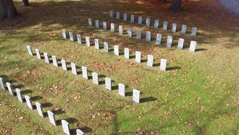 vista aérea de un cementerio militar