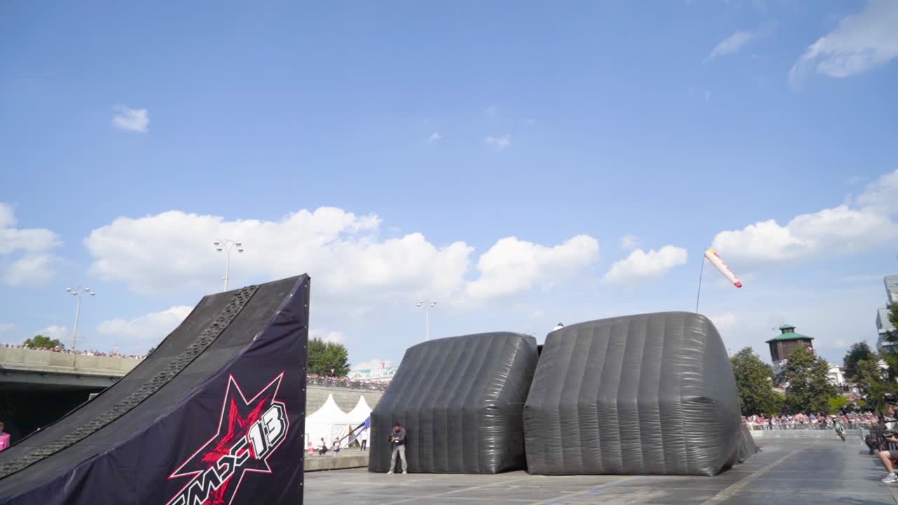 el espectáculo de acrobacias de motocross