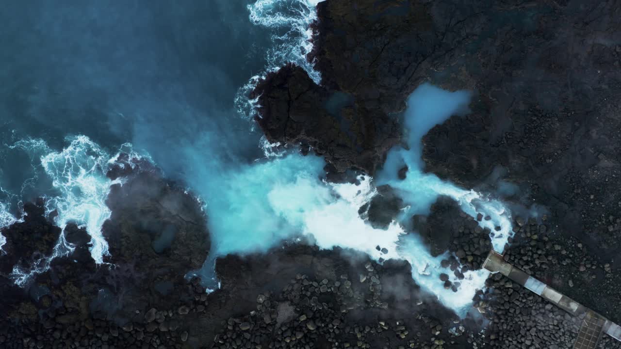el agua geotérmica azul vibrante se escurre hacia el océano atlántico, la planta de energía de reykjanes