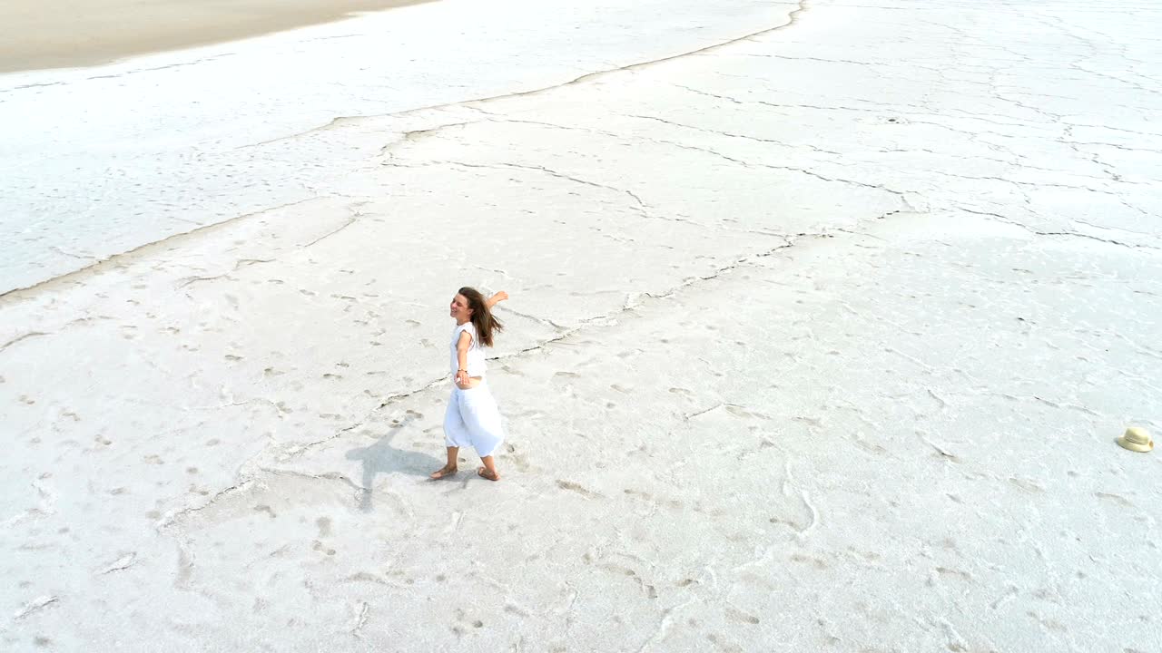 건조 한 소금 호수 에서 춤추는 행복 한 어린 소녀
