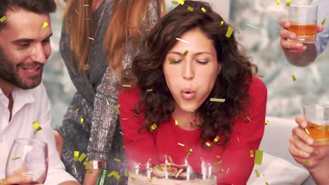 soplando velas en el pastel de cumpleaños, mujer rodeada de amigos y animación de confeti