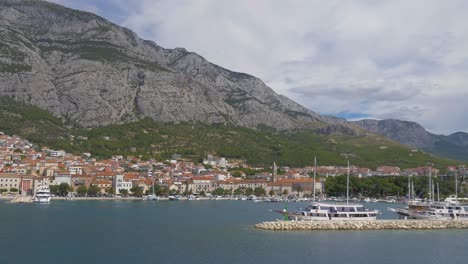 Establecimiento-De-Una-Toma-Del-Puerto-De-Makarska-En-Un-Día-Soleado-De-Verano,-Riviera-Croata