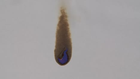 el papel blanco está en llamas. la hoja de papel se quema, exponiendo los bordes quemados, fuma y se convierte en ceniza en la pantalla azul clave de croma. abstract burn papel transiciones para sus proyectos. cerca. cámara lenta
