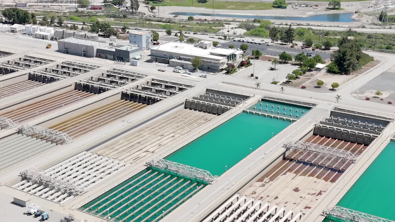 tanques de pretratamiento de desinfección en el distrito de agua metropolitana del sur de california - revelación aérea de retirada