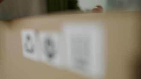 firmar un documento en una tableta y un paquete con pegatinas