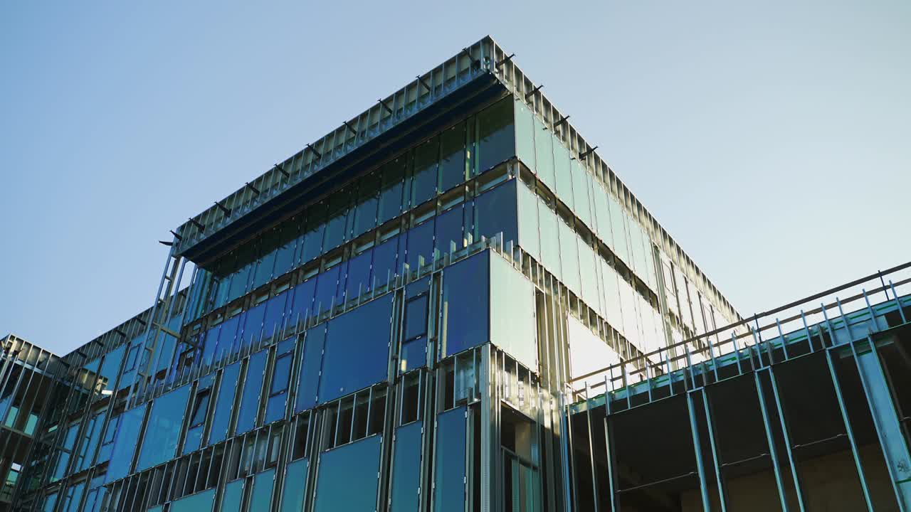 construcción de un nuevo edificio de apartamentos modernos de lujo.