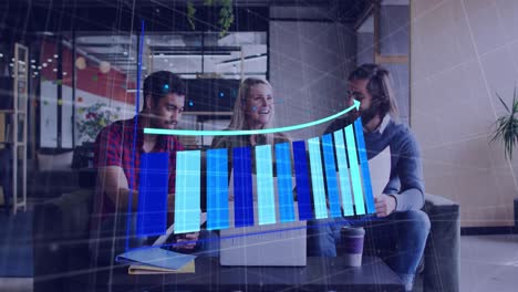 Animation-Der-Statistischen-Datenverarbeitung-Vor-Verschiedenen-Kollegen,-Die-Gemeinsam-Im-Büro-Diskutieren