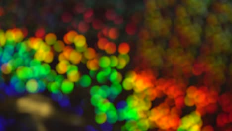 las luces borrosas de los colores del arco iris se mueven