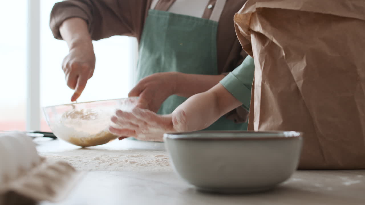 бабушка и девочка пекут