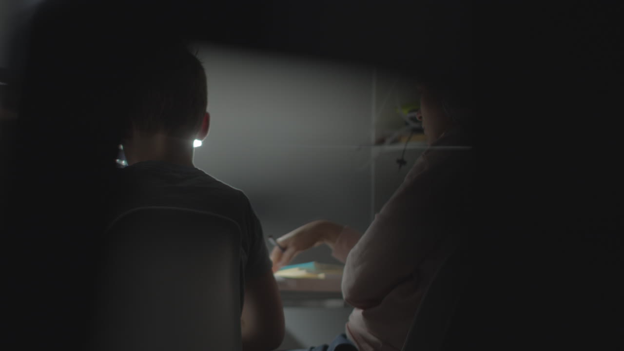 코로나19 자가 격리 기간 동안 집에서 학교를 다니는 것